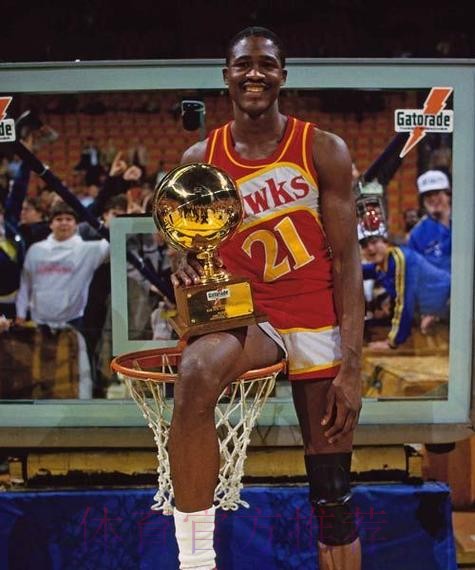 克尼佩尔快攻妙传 米勒跟进扣篮得手 克尼佩尔快攻妙传 米勒跟进扣篮得手